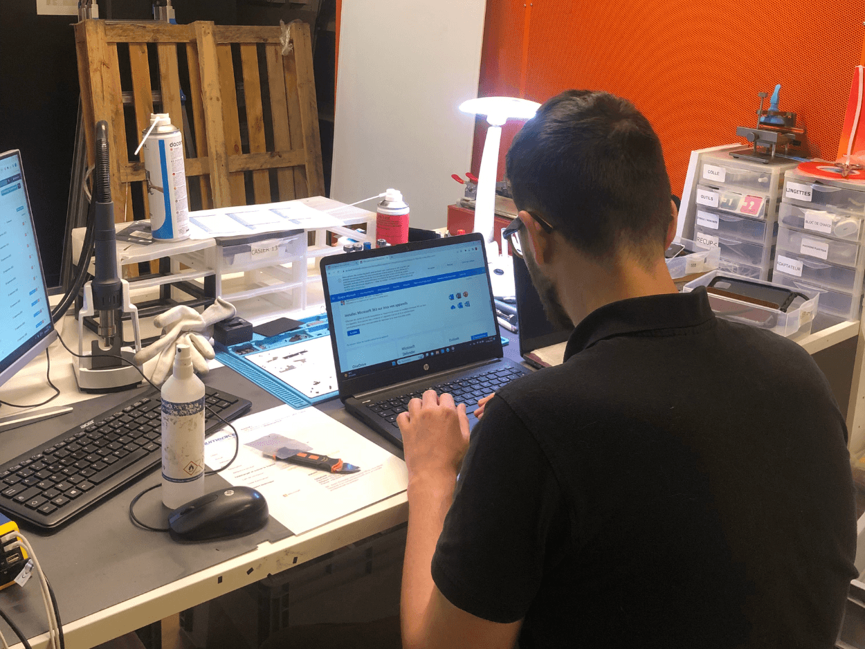 Un technicien assemble et répare une tour d'ordinateur à l'atelier